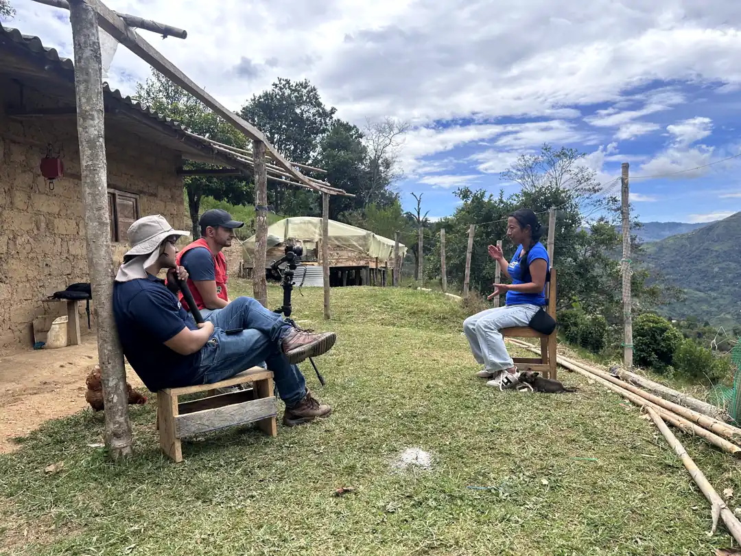 Entrevista en terreno cuidando la dignidad de la comunidad en una producción audiovisual para el sector social