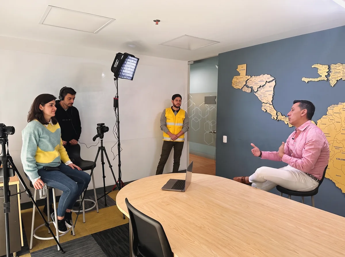 proceso de producción audiovisual profesional de Mouse Interactivo durante una entrevista corporativa