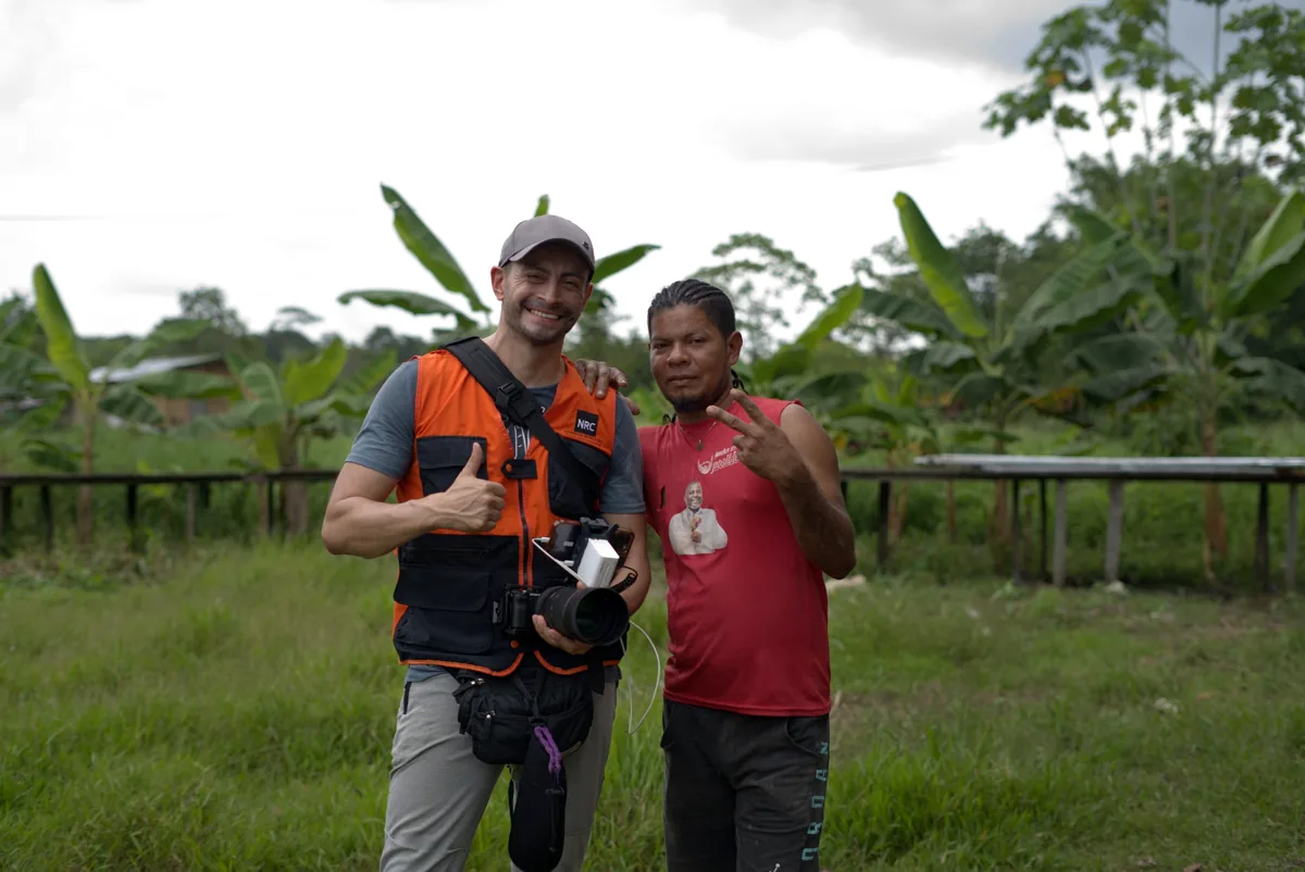 Equipo de Mouse Interactivo con su equipo de grabación en terreno para una producción audiovisual del sector social