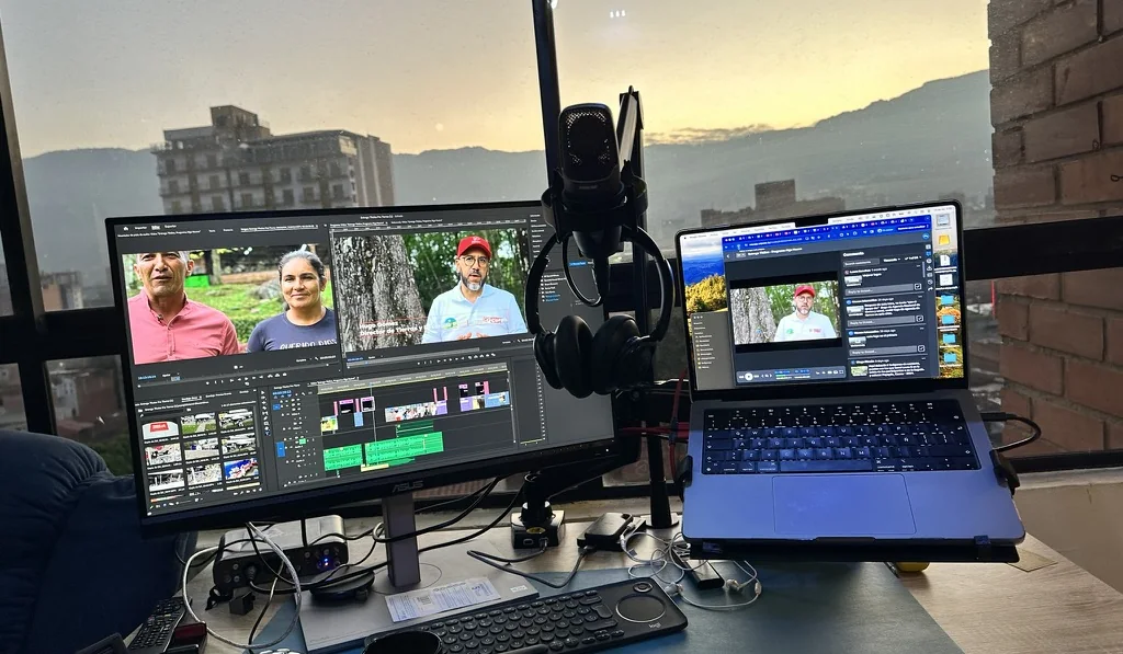 Estación de postproducción de video con línea de tiempo de edición y monitor de referencia