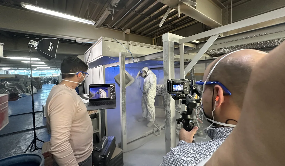 Realizador y camarógrafo revisando la toma en monitor durante un rodaje industrial