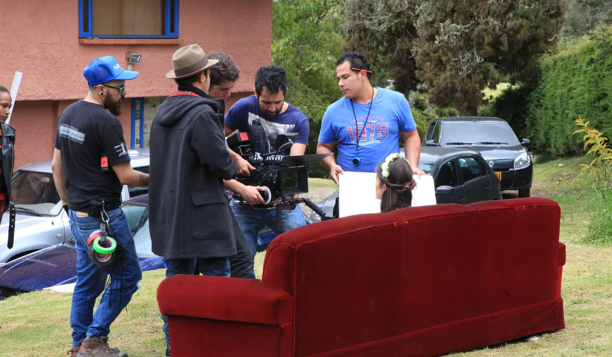 Crew de producción audiovisual coordinando un rodaje en exteriores fuera de la ciudad